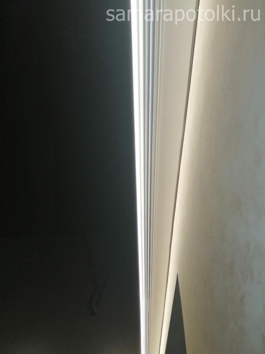Натяжные потолки со световыми линиями